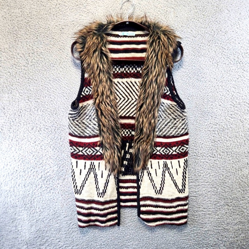 Sassy Knit Vest with Awesomeness & FUR ⭐️ GREAT Addition to Your Closet ⭐️!